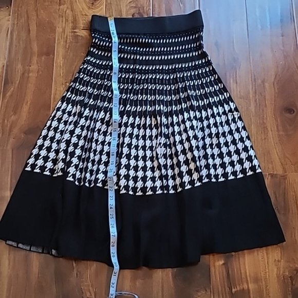 Banana Republic Houndstooth Pleated Knit Skirt - Picture 10 of 10